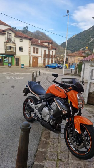 Kawasaki ER-6n Naranja y Negra