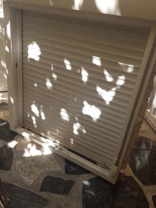 Ventana aluminio con persiana
