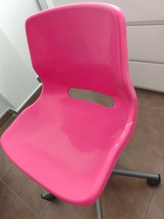 Silla infantil rosa con ruedas