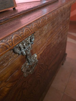 Baúl oriental de madera tallada