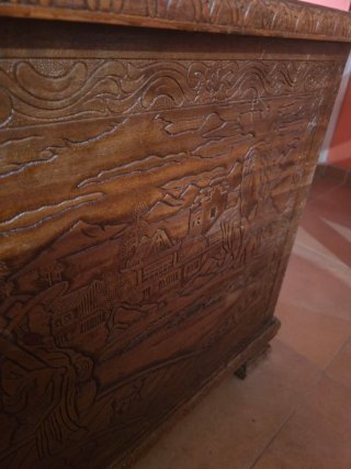 Baúl oriental de madera tallada