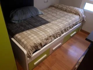Dormitorio infantil con litera y armario