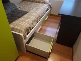 Dormitorio infantil con litera y armario