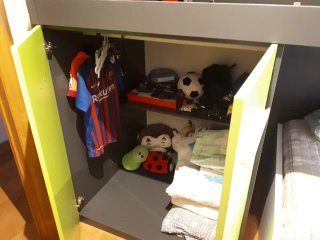 Dormitorio infantil con litera y armario