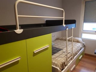 Dormitorio infantil con litera y armario