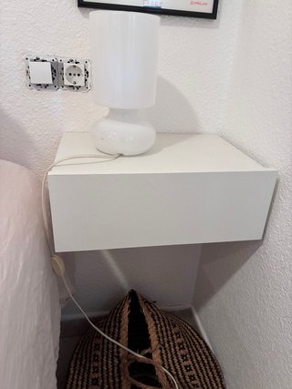 Mesita de noche flotante blanca