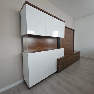 Mueble de salón modular madera y blanco