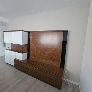 Mueble de salón modular madera y blanco