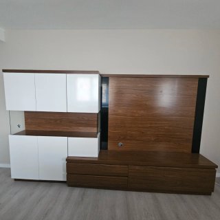 Mueble de salón modular madera y blanco