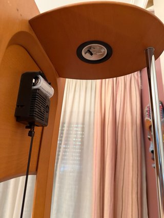 Reloj de pie moderno madera y cristal.