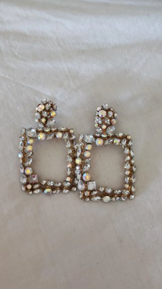 Pendientes dorados con pedrería