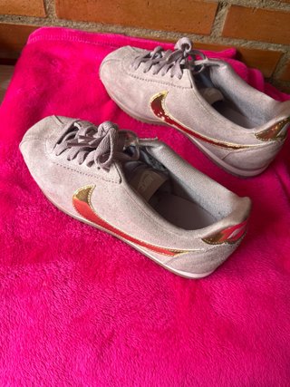 Deportivas Nike Beige y Doradas