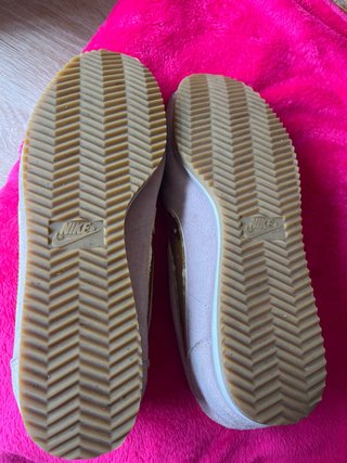 Deportivas Nike Beige y Doradas