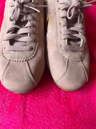 Deportivas Nike Beige y Doradas