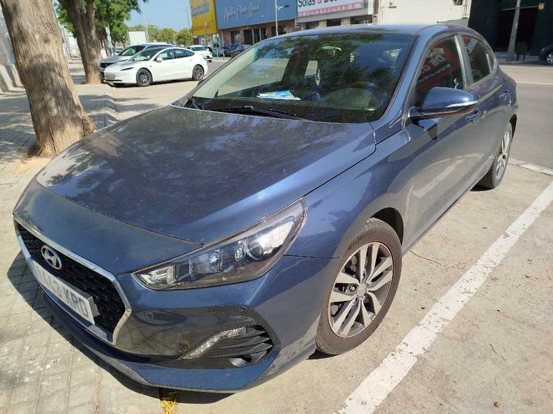 CUOTA 180€ - Hyundai i30 2018 Fastback 120cv - foto 1