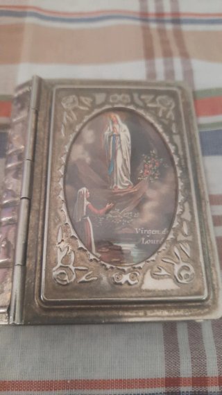 Pastillero metálico forma libro
