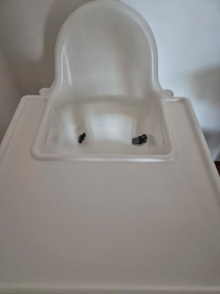 Trona Ikea con cojín, muy poco uso. Impecable.