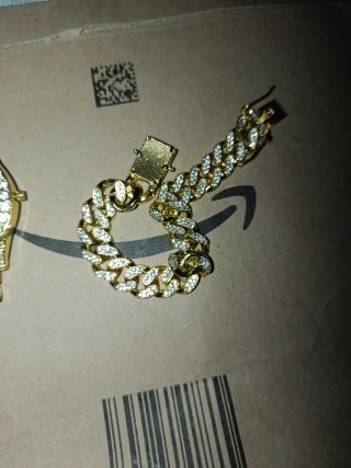 Reloj y pulsera dorados con diamantes