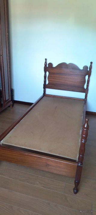 Cama individual de madera maciza