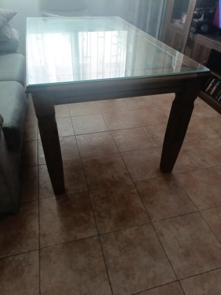 Mesa y 5 sillas de madera maciza muy buen estado