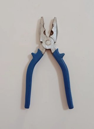 Alicate universal 18 cm robusto mango ergonómico