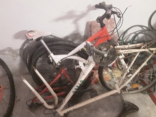 Bicicleta de montaña y piezas