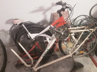 Bicicleta de montaña y piezas