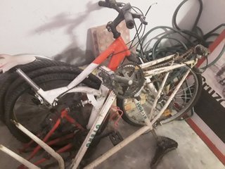 Bicicleta de montaña y piezas