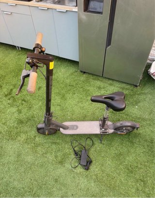 Patinete eléctrico con asiento y cargador