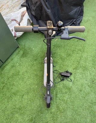 Patinete eléctrico con asiento y cargador