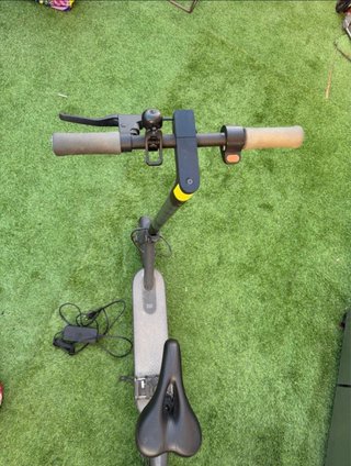 Patinete eléctrico con asiento y cargador