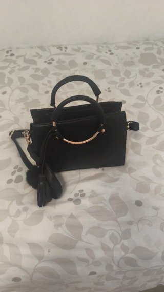 Bolso negro con asa y borla