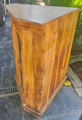 Mueble de esquina de madera maciza