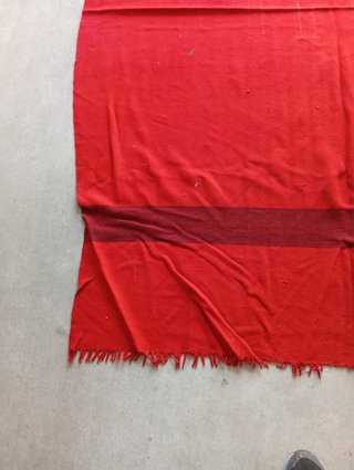 ANTIGUA ALFOMBRA O COLCHA DE LANA ROJA