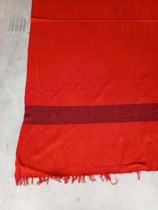 ANTIGUA ALFOMBRA O COLCHA DE LANA ROJA