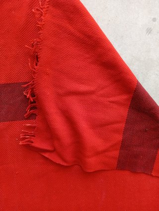 ANTIGUA ALFOMBRA O COLCHA DE LANA ROJA
