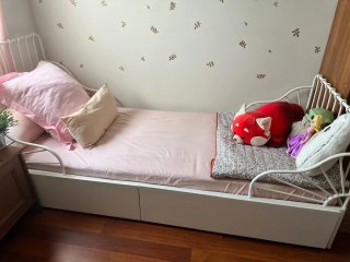 Cama infantil blanca Ikea con colchón y 2  cajones