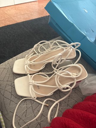Tacones blancos atados