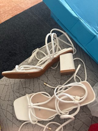 Tacones blancos atados