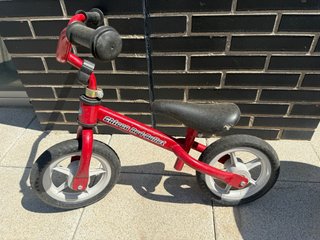 Bicicleta sin pedales roja para niños