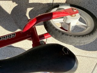 Bicicleta sin pedales roja para niños