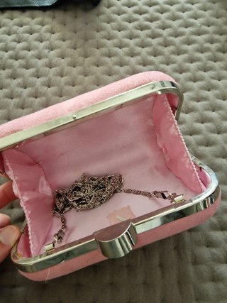 Bolso de mano rosa y plateado