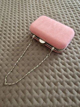 Bolso de mano rosa y plateado