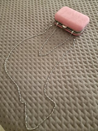 Bolso de mano rosa y plateado