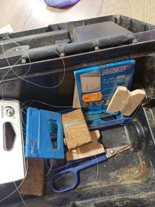 Caja de pesca con carrete y anzuelos
