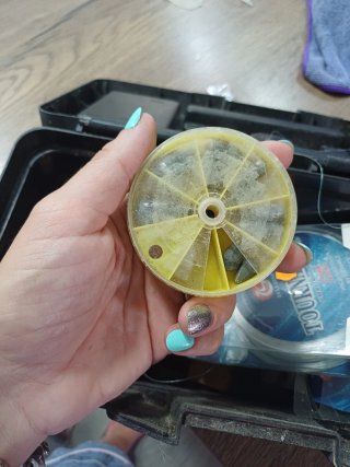 Caja de pesca con carrete y anzuelos