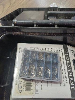 Caja de pesca con carrete y anzuelos