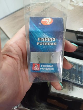 Caja de pesca con carrete y anzuelos