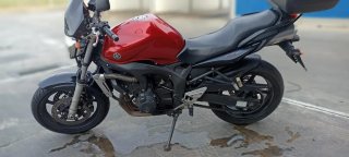 Yamaha Naked Roja y Negra