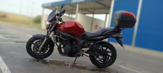 Yamaha Naked Roja y Negra